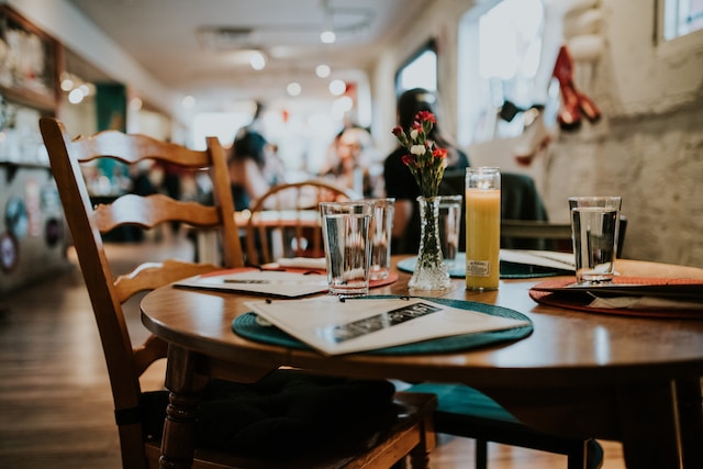 set table in restaurant